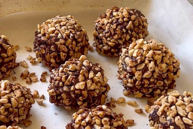 Nut and date energy balls